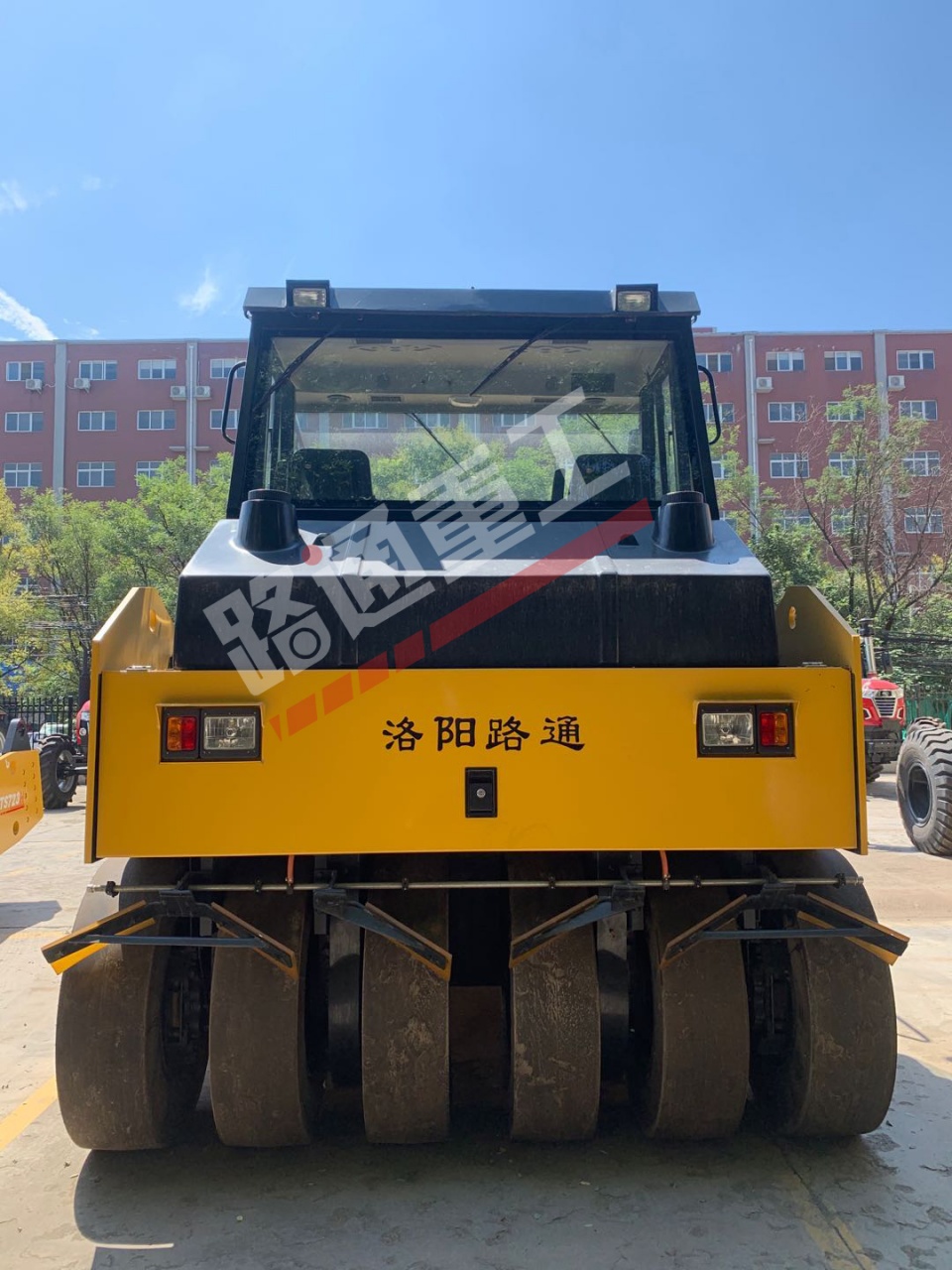 活跃工地的“实力派”，路通轮胎压路机了解下？