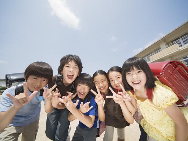 日本小学生早熟?浓妆艳抹还穿大人款吊带,审美太成熟引争议