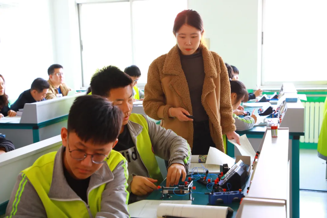 壽光圣城中學(xué)初中部:視導(dǎo)領(lǐng)航助成長(圖8) 壽光圣城中學(xué)初中部:視導(dǎo)領(lǐng)航助成長(圖8)