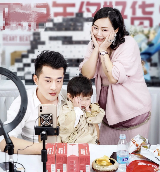 含泪“退网”半天后直播，回应说是酒后胡话，辛巴上演“归去来”