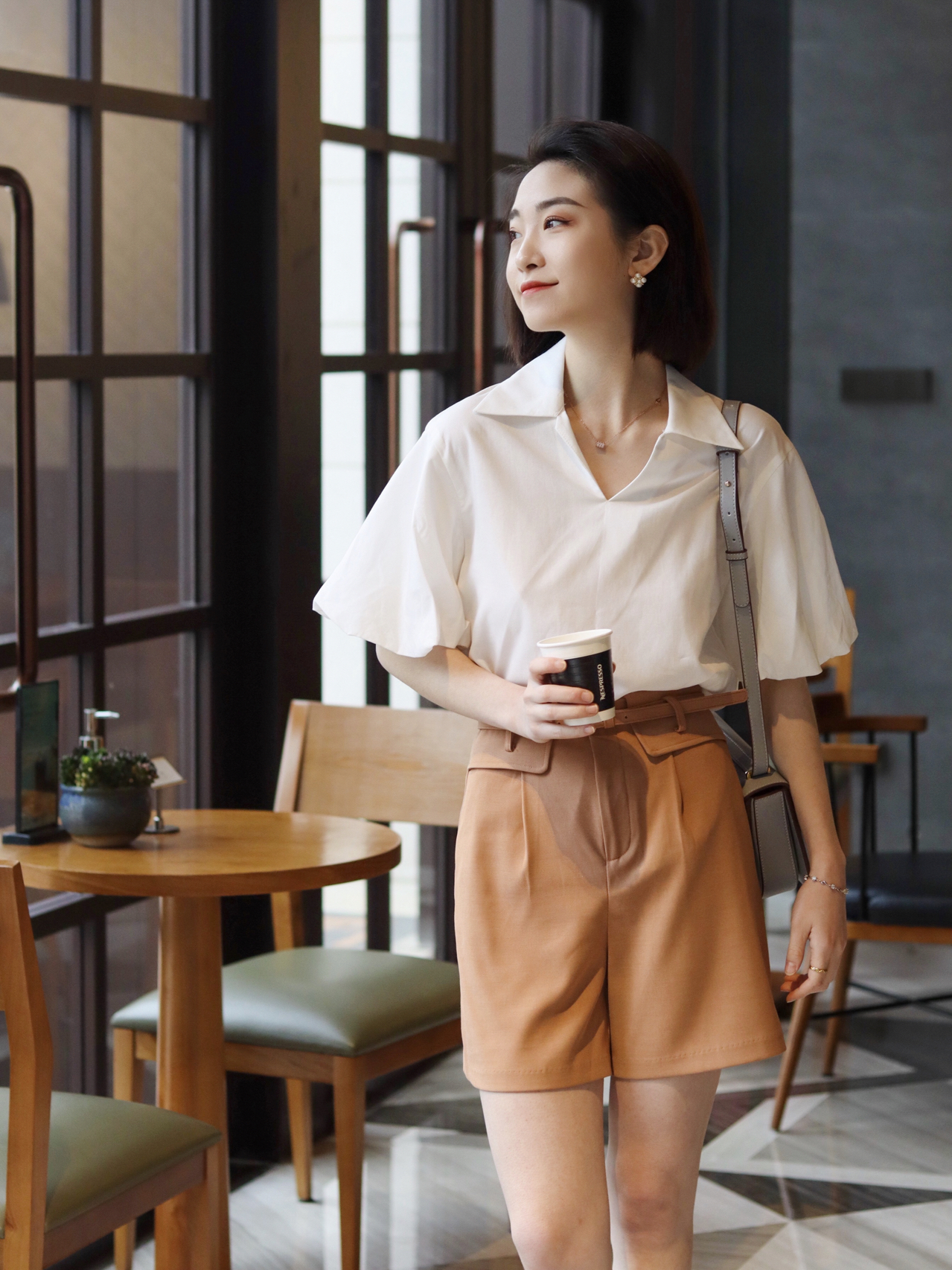 女人应常备这“3件上衣”，夏天百搭又时髦，搭裙子、裤子都好看