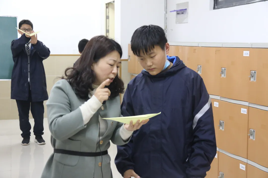 鄭州中學(xué)初中部校本課程開設(shè)側(cè)記(圖7) 鄭州中學(xué)初中部校本課程開設(shè)側(cè)記(圖7)