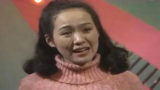 1983年在春晚一夜爆红的郑绪岚,遭封杀后离开中国,后来怎样了?