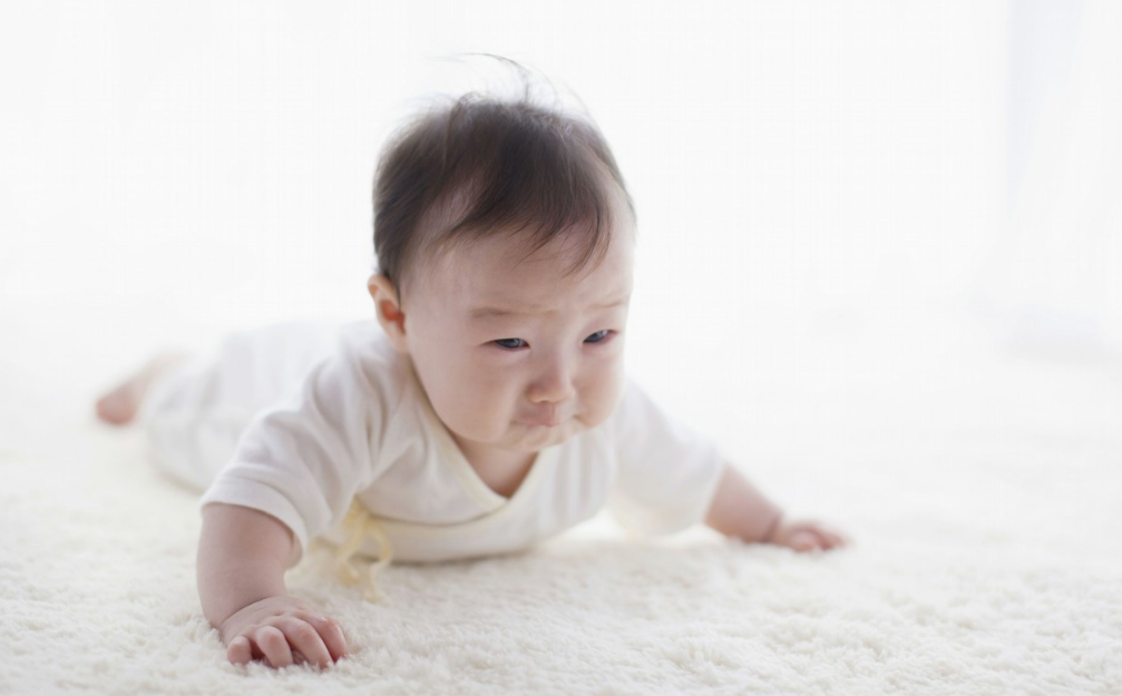 宝宝越早抬头越聪明？孩子成长发育有规律，过早过晚都不合适