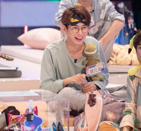 纸片人选秀也玩照骗？唱歌仿佛烧水壶，确定不是考验虞书欣演技？