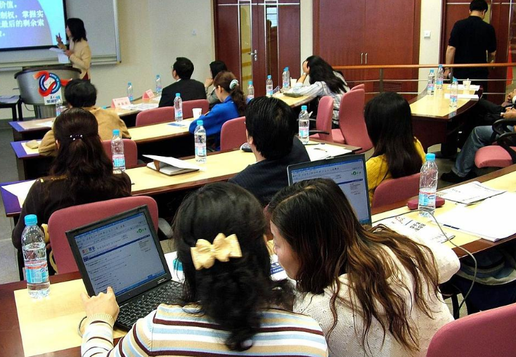 就业后才知道，专硕和学硕之间有条分界线，可惜学姐当年已经选错