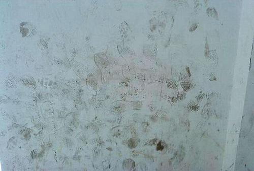 家里刷了白墙，没几天就脏兮兮，教你一个小窍门，墙壁就像冲刷的