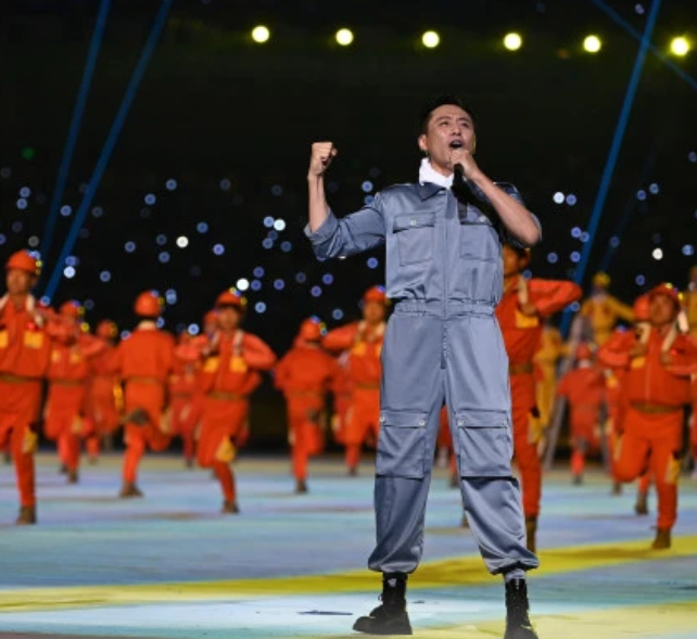 刘烨早期旧照认不出！长发穿旗袍显好身材，网友直呼风格太吓人