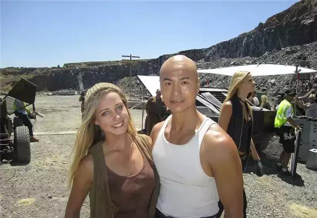 他是武术冠军功夫不输甄子丹，在香港没名气，在好莱坞却大放异彩