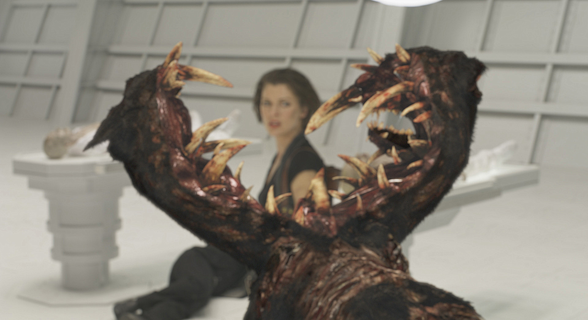 旧版《生化危机4》:生化系列中,丧尸狗不止一种,一般感染了t病毒的