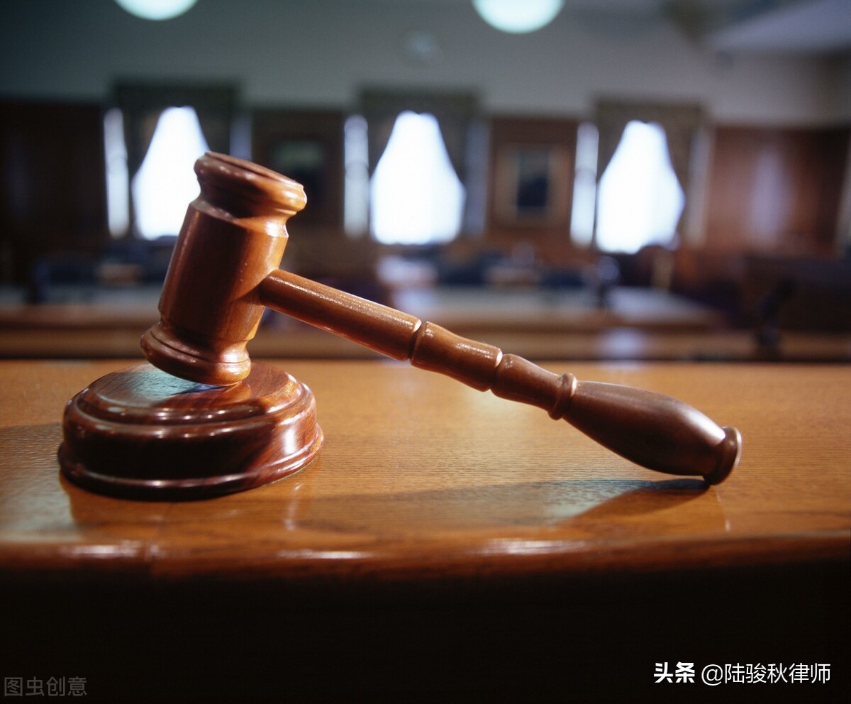 打官司，负责案件的法官一直说让我请律师，对方什么意思？