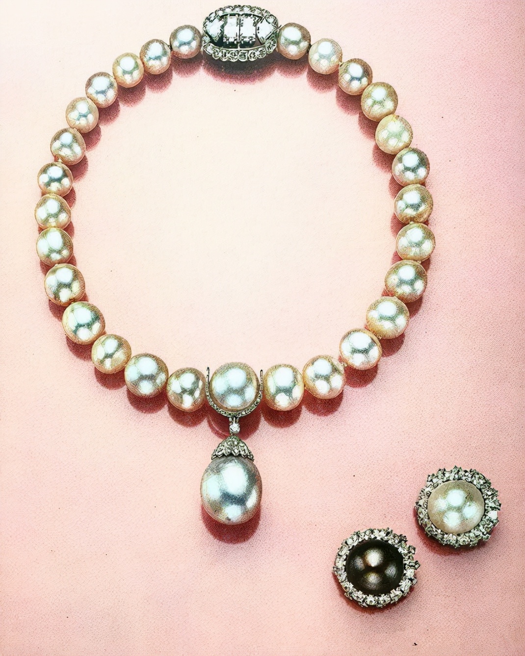 玛丽王后厌恶儿媳,将28颗珍珠项链留给儿子,却依旧勒在她脖子上