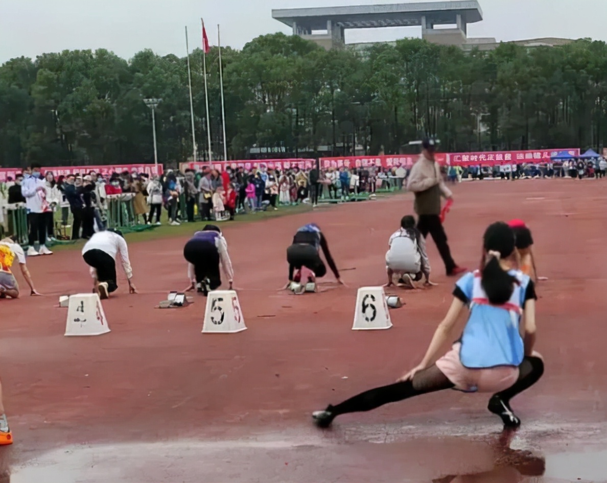 高校女生参加赛跑，穿黑裤袜夺冠引网友吐槽：这是新型“运动媛”