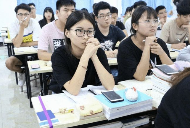 毕业后才明白，民办三本和公办专科的差距很大，后悔当初选错