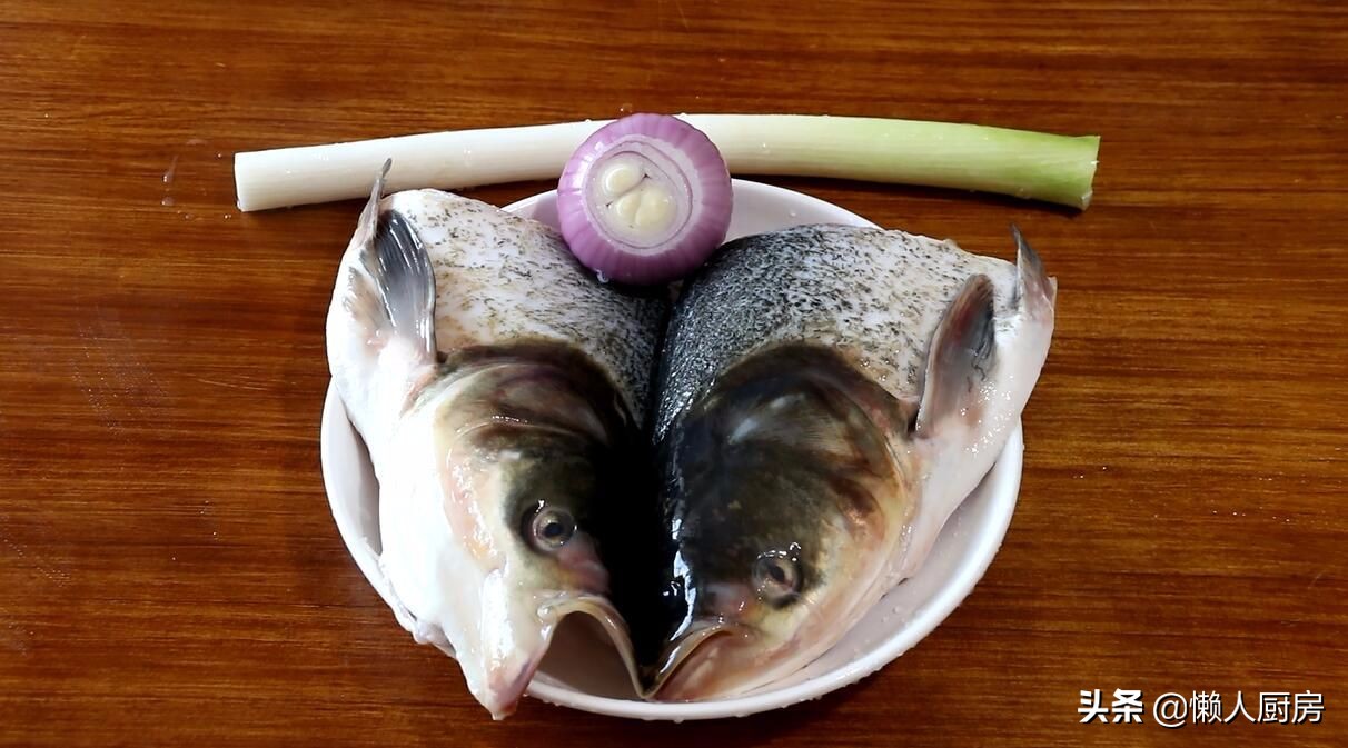 砂锅鱼头怎么做才好吃(醇厚鲜香，砂锅鱼头美味烹饪手法)