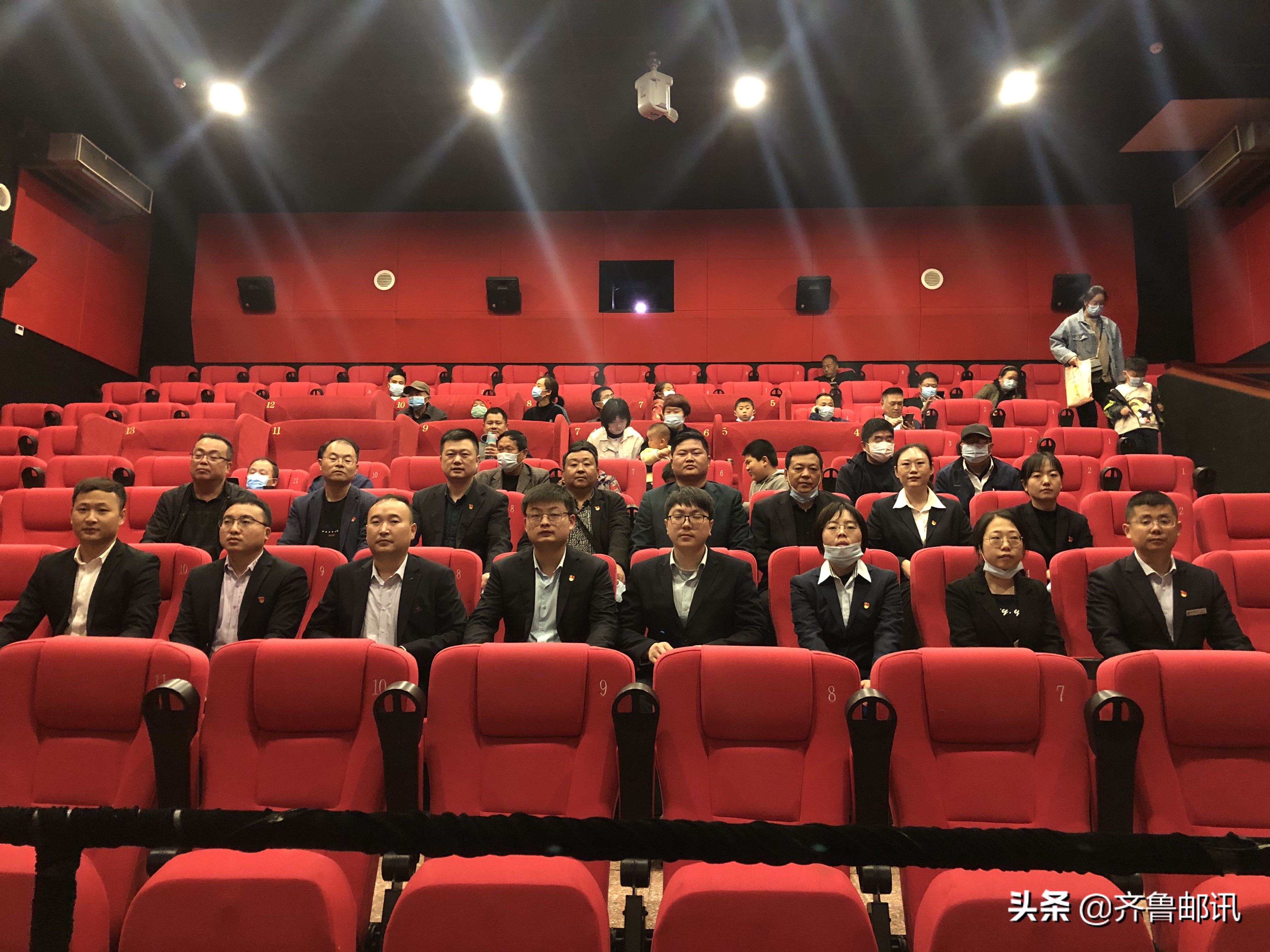东明县邮政公司党支部组织观看电影《朝华》