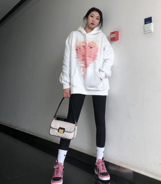 鲨鱼裤+长袜，初春建议这么穿，帮你优化腿部线条