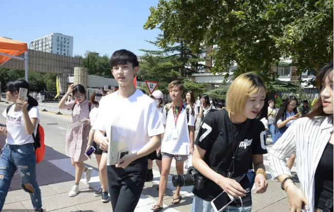 大一新生“选社团”留个心眼，这4个社团“很烧钱”，土豪随意