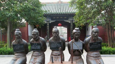 民族英雄岳飞到底是怎么死的？后人立5大幕后凶手跪像，引大风波