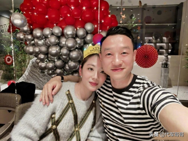 杨威送妻子2万元手机！男星送妻子生日礼物谁最大方？