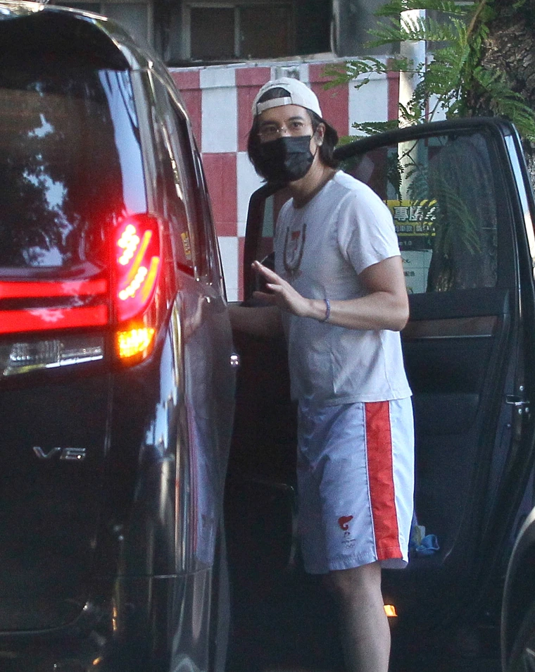 王力宏一家五口罕见同框，公园骑车画面温馨，3岁儿子和爸爸很像