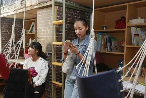 厦大开学典礼惹争议，为啥现场摆满“矿泉水”，新生无一人到场？