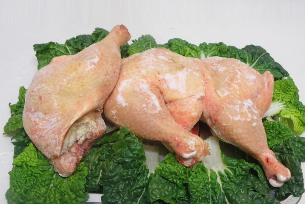 鸡鸭等禽类保质期和红肉差不多,一般可以保存6到8个月,放久了变得干柴