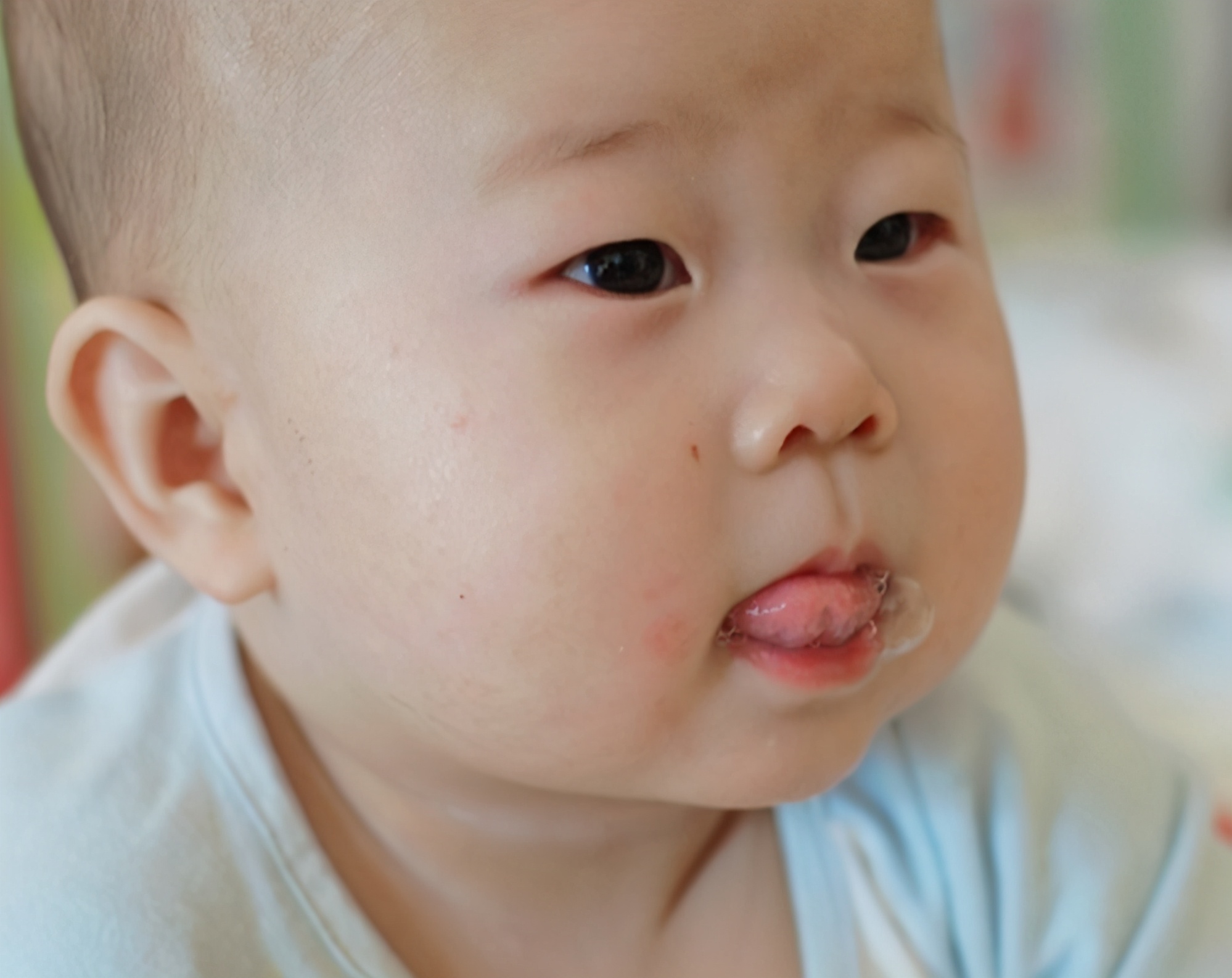 宝宝喜欢吐舌头，宝妈别被可爱蒙蔽双眼，或许是在发“生病”信号