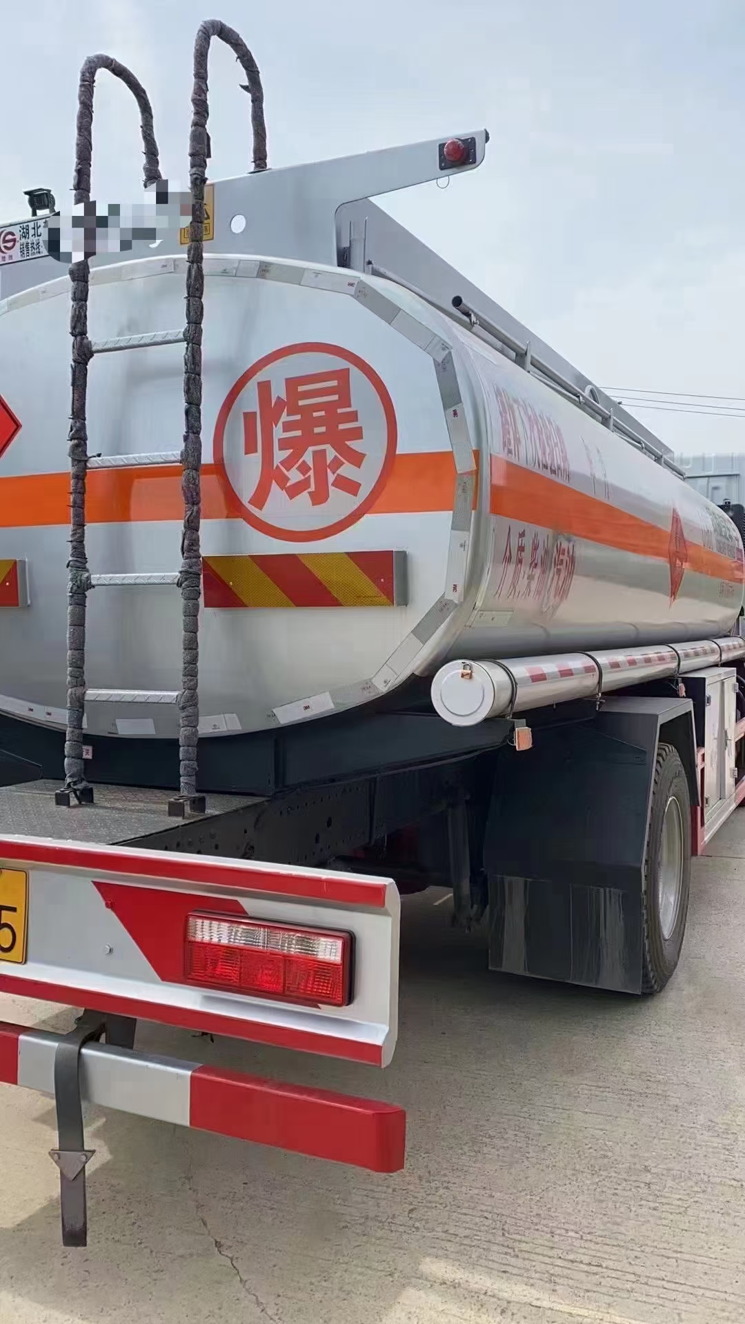 国五12吨全新油罐车！山东泰安户东风D9康明斯180马力，低价处理