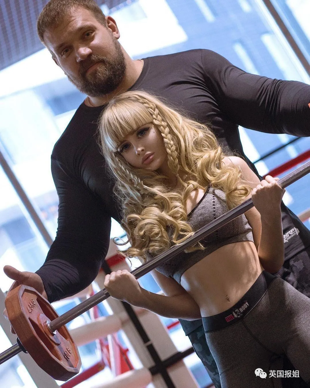 俄国美女从小被“圈养”！父母把她当活娃娃，丰胸细腰拍性感照