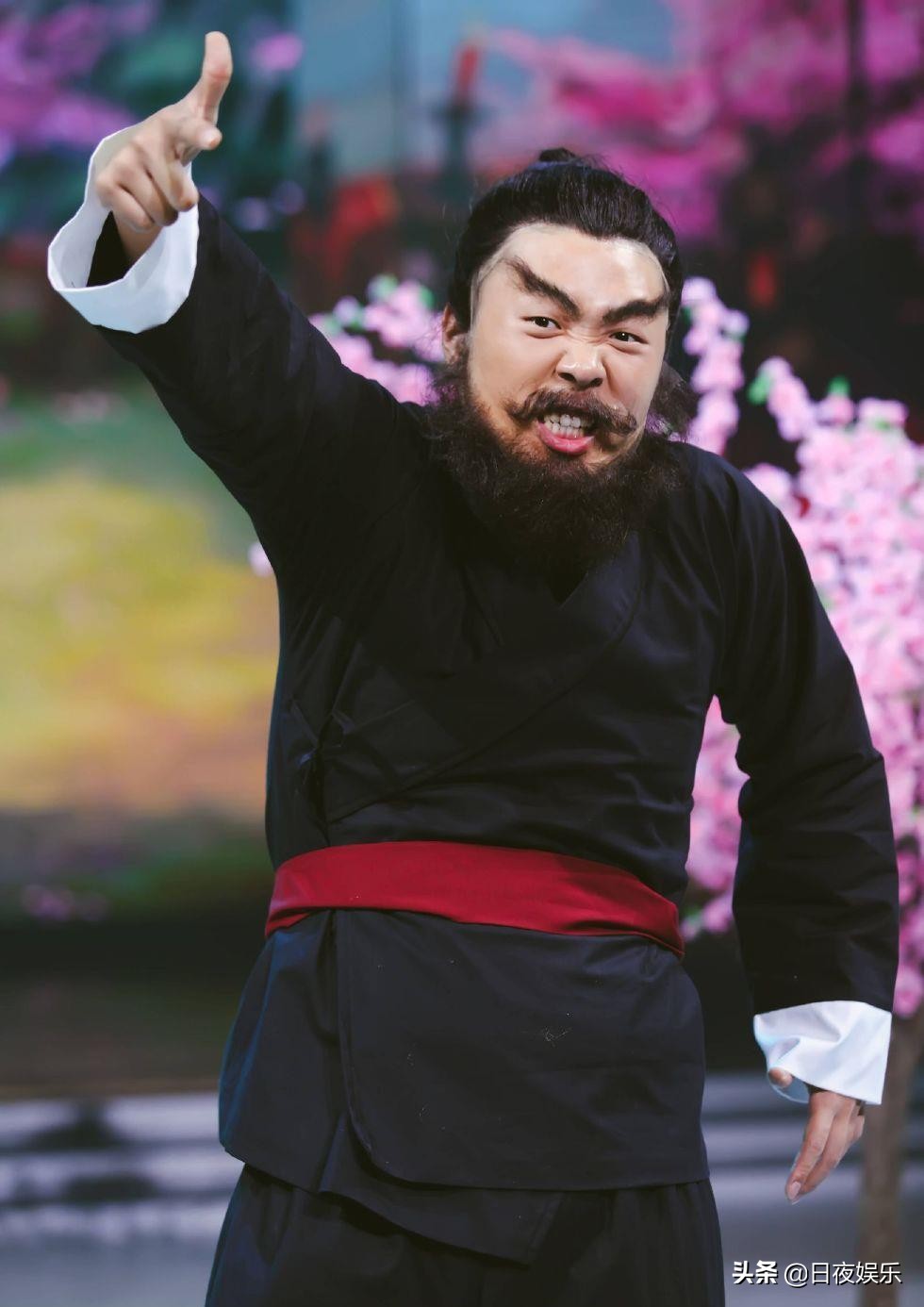 7位当众下跪的明星：有人为了感谢，有人为了献媚，有人为了爱情
