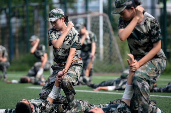 辅导员更加青睐哪些学生？军训期间做到这些，竞选班干部更容易