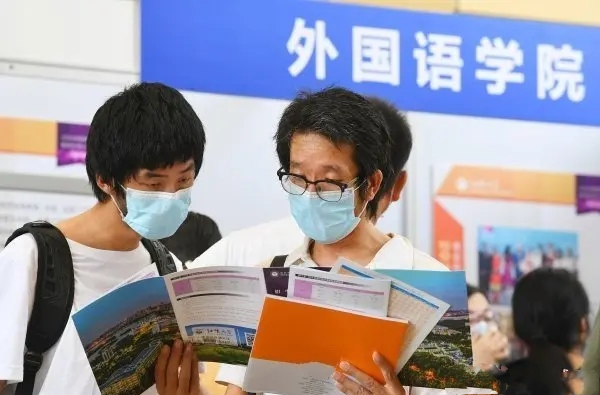 2021年高考“捡漏王”诞生，437分被南京大学录取，堪称锦鲤附体