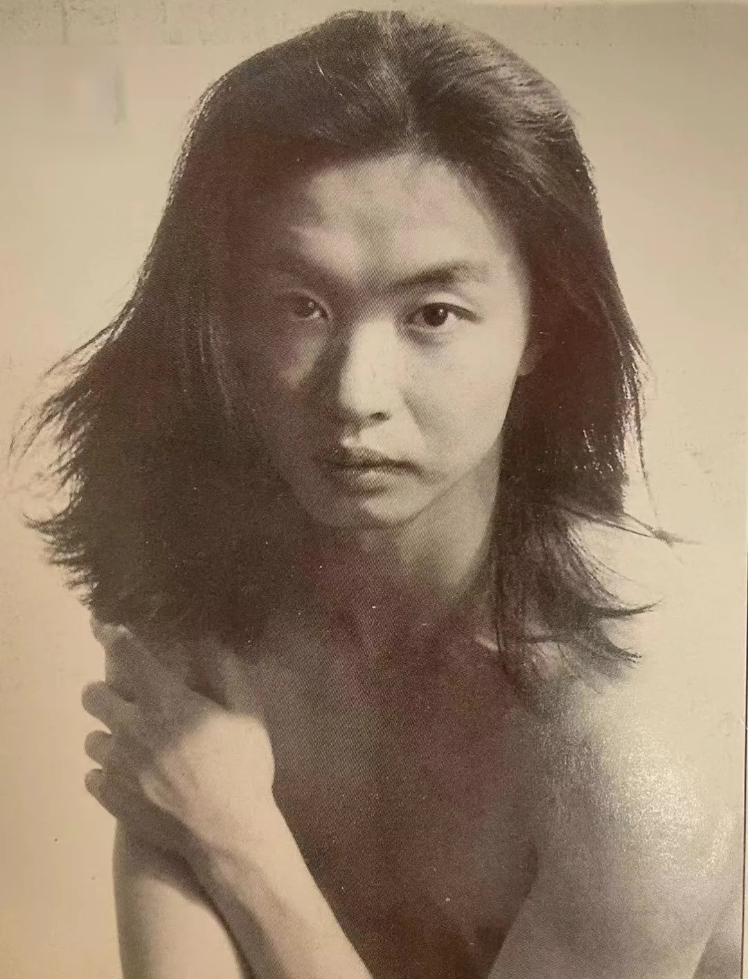 “毒舌”金星的「双性」情史，及罕见的男儿照