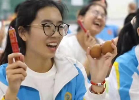 班主任考前承诺，带680分以上的学生旅游，成绩出来老师却变卦了