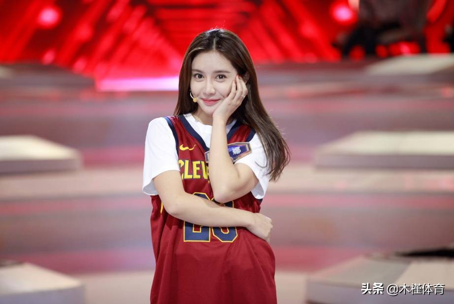 三,美娜毕业于中国传媒大学的小楠原名张亚楠,除了长相出众,也是一名