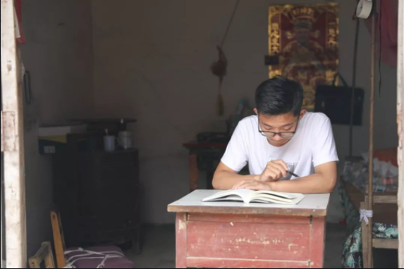 烈士子女高考享有加分政策，家长们争议大，女孩表示宁愿不要加分