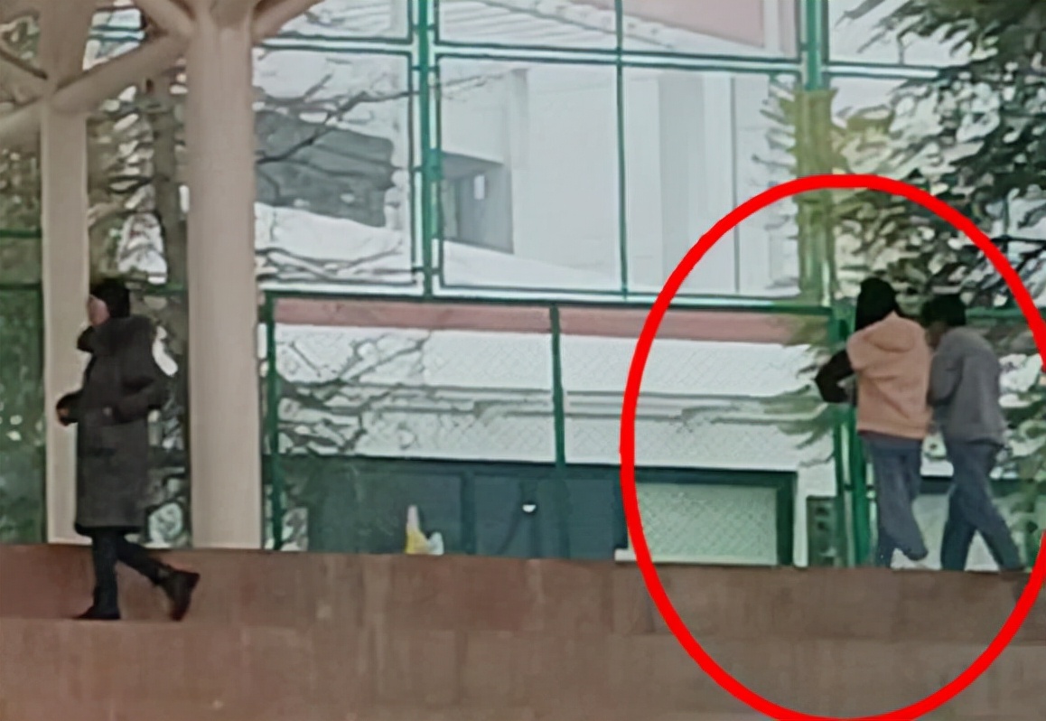 云南一大学一对情侣，不顾台下其他同学，在操场看台上亲密拥抱