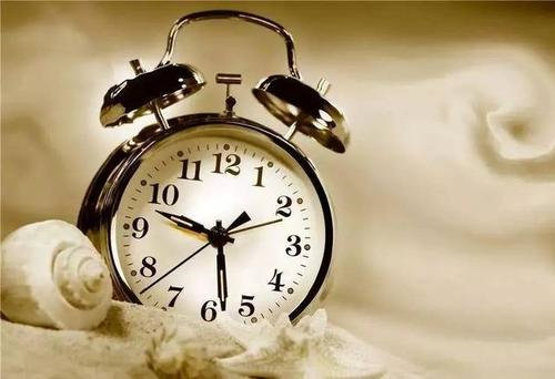 我再也不要苦笑着说：发完再睡