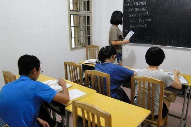 补课"仙人跳"家长的现状,孩子被同学孤立,老师也有意保持距离