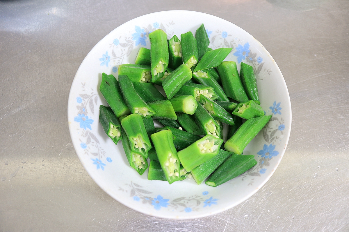 秋葵别老凉拌了，和这2种菜同炒倍儿下饭，脆嫩鲜香有滋味