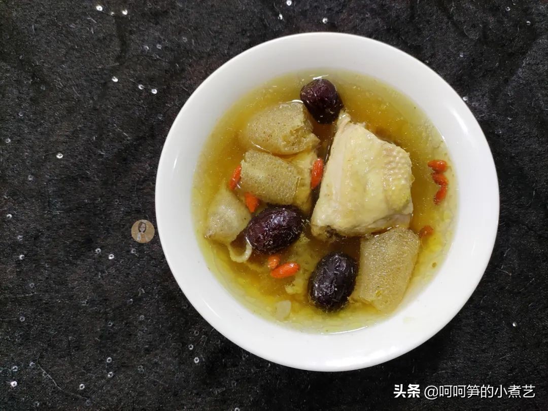 妈妈说三伏天里多喝汤，安排上营养美味的竹荪鸡汤，滋补又消暑