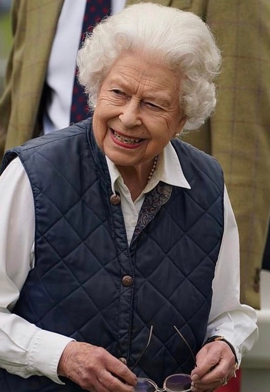 英女王一天换三套造型真爱美!戴头巾好可爱,咧嘴笑乐得双眼成缝