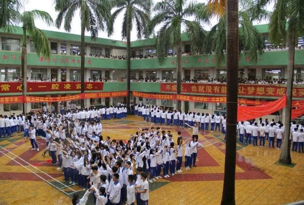 贫困少年高考713分，收到清华的录取通知书时，与母亲在工地搬砖