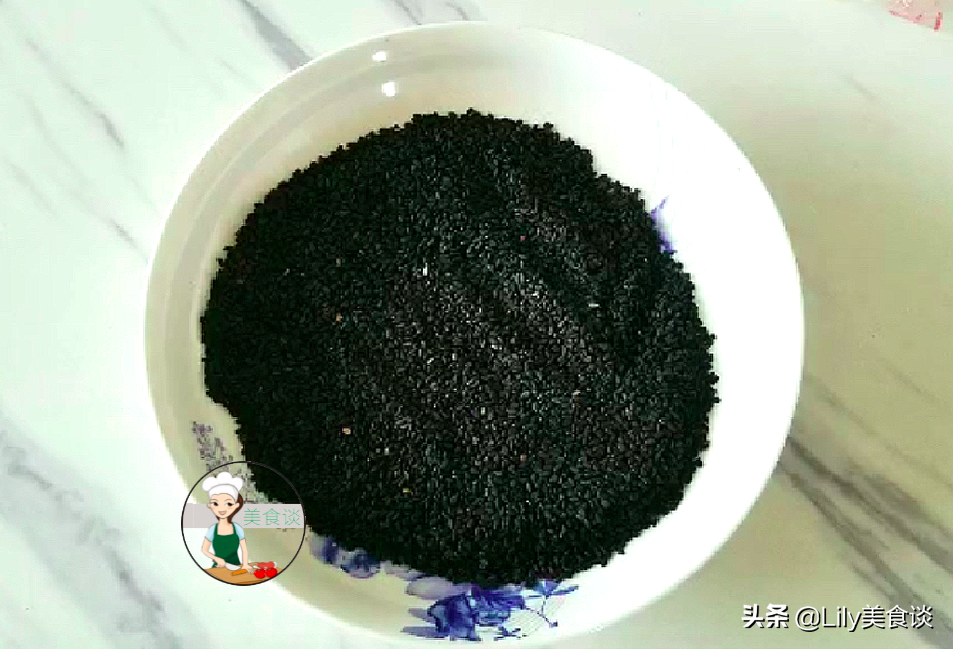 立秋后，碰到它别手软，炒熟磨成粉存放冰箱，每天吃一勺，好香啊