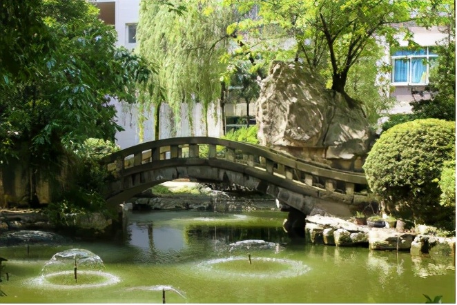 占地2390余亩，重庆这所大学美到被央视新闻