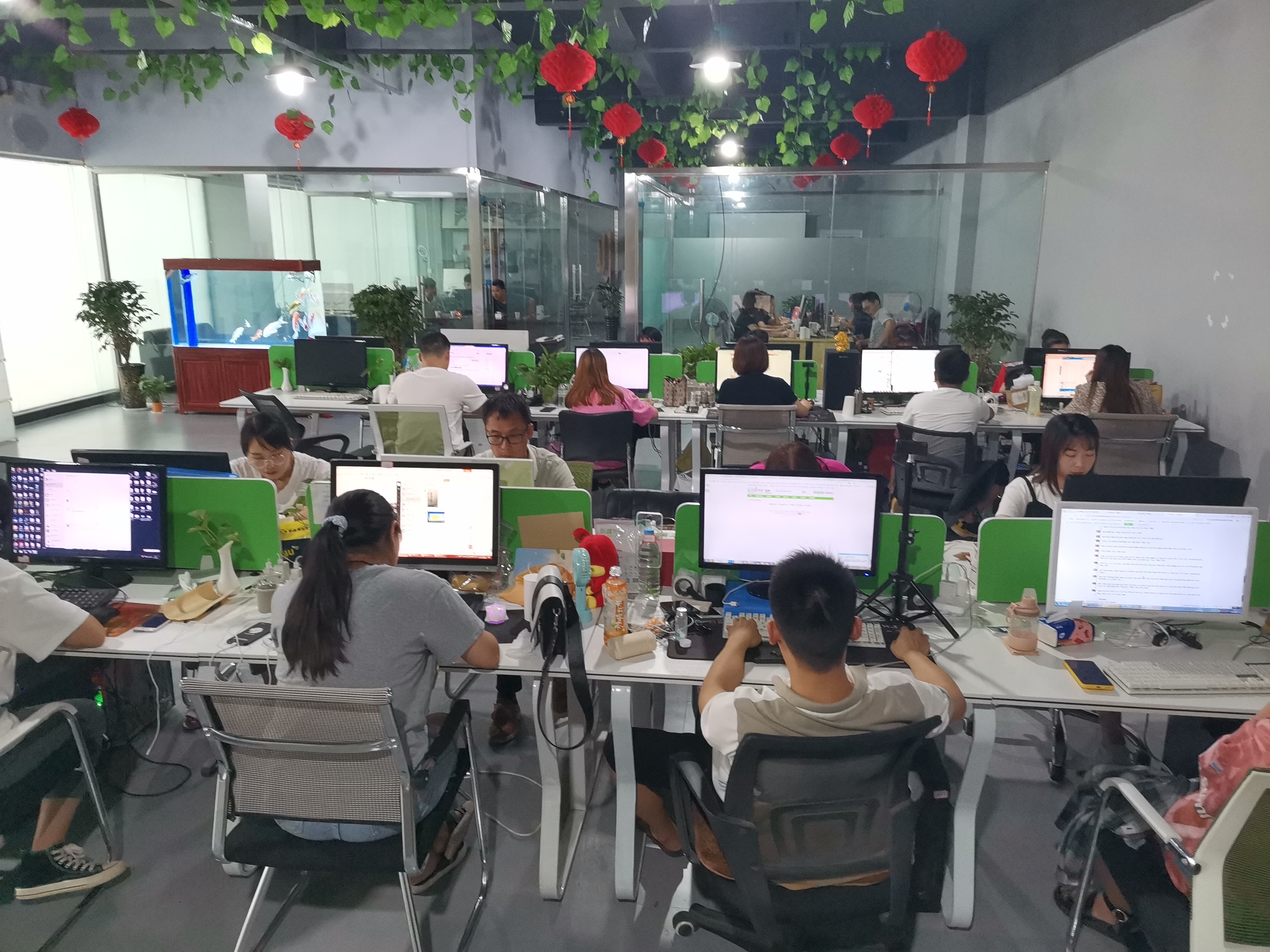 拼多多店群创业，一个人可经营10-20家店铺，月赚万元很简单