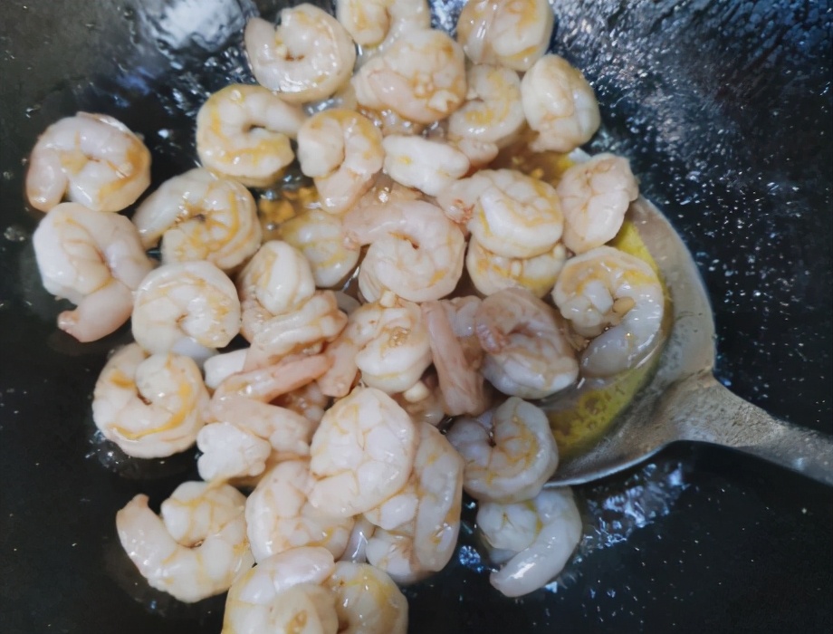 炒虾仁怎样做更鲜嫩滑润？原来秘诀在这里，做对了，又嫩又鲜