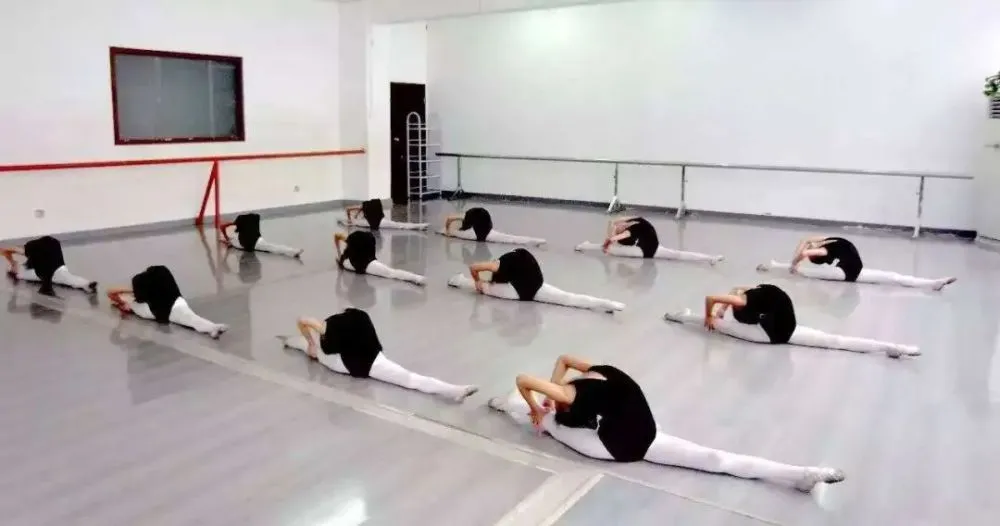 中国父母喜欢的舞蹈课外班，每年都有孩子在此瘫痪…