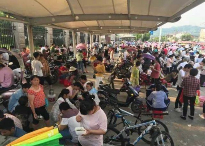 “高考工厂”毛坦厂中学，陪读产业链下，是无数家长的日日夜夜